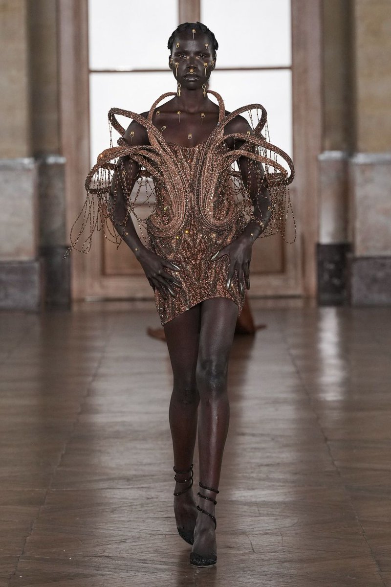 viewsfrance's tweet photo. La haute couture selon Gaurav Gupta. https://t.co/HDfB85qWXJ