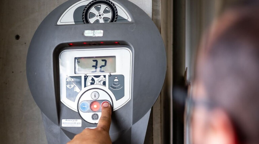 No verão, o calor aumenta a pressão dos pneus e pode acelerar o desgaste.
Calibre sempre com os pneus frios e fique de olho em cortes e desgaste.
Pneu bem cuidado = mais segurança na estrada 🛞

Saiba mais sobre cuidados com os pneus no verão: pirelli.com/global/pt-br/r…