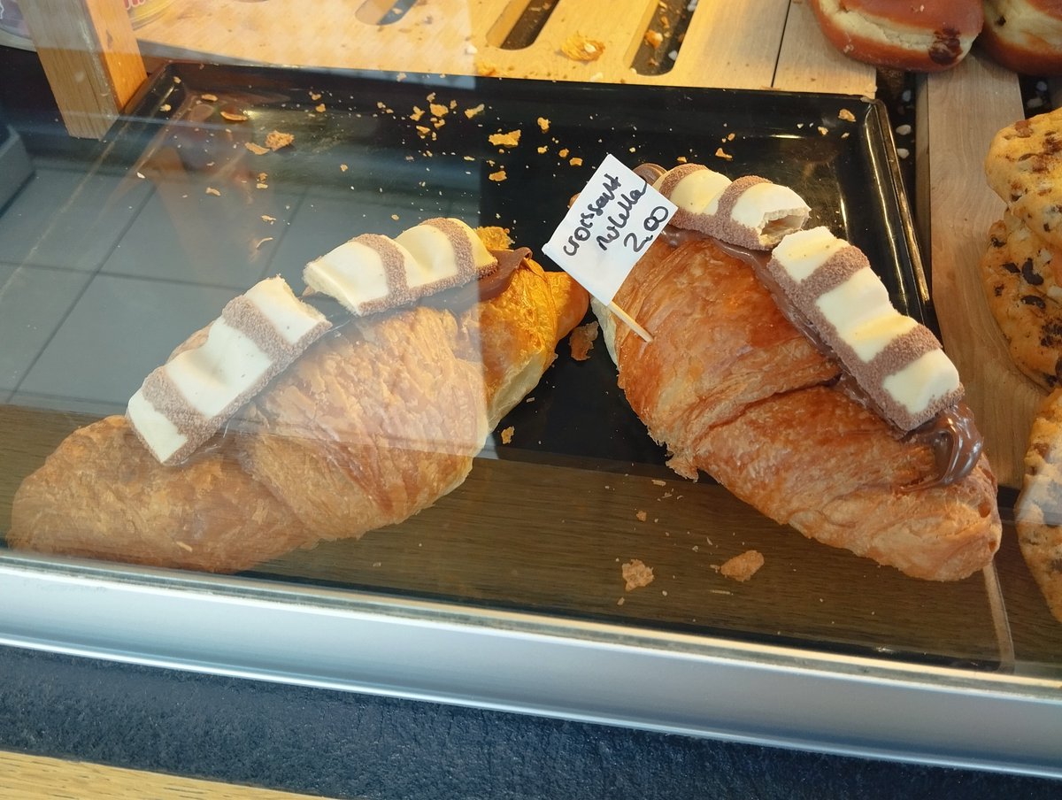 Aujourd'hui j'ai vu cette chose dans une boulangerie de Lormont.

Un croissant avec un Kinder Bueno au chocolat blanc collé dessus par du Nutella...

Horrible n'est-il pas ?

#Gironde #Boulangerie