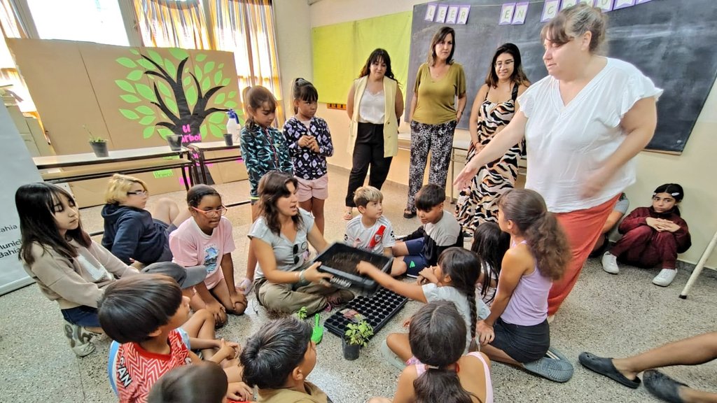 Hoy compartimos una hermosa jornada de #EAV en la #EP21 de Ing. White, que forma parte de las Escuelas Abiertas en Verano 🌞.

A los chicos y chicas que participan les acercamos el programa #HuertasDeLaCiudad🍅🥦🌸, enseñándoles el proceso completo de la huerta🌱: desde la