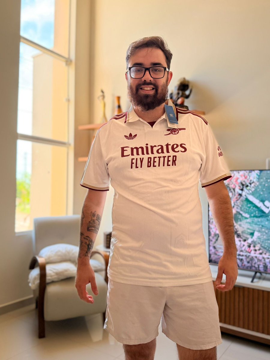 RenanBonhsack's tweet photo. Pacote da China chegou aqui em casa, com essas 6 camisas, uma mais linda que a outra 😍 https://t.co/Y11fOdXO4b