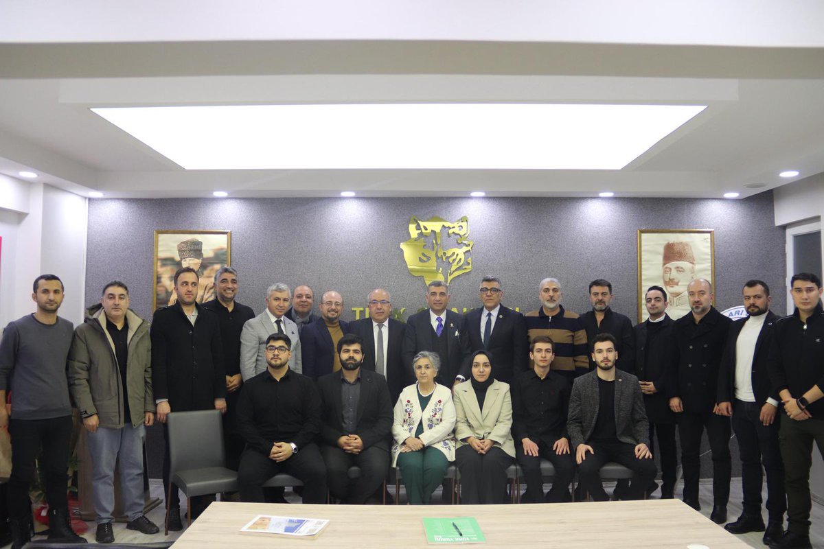 CHP Elazığ Milletvekili Gürsel Erol, Elazığ Türk Ocağı’nı ziyaret ederek, Ocağımızın 12. Olağan Genel Kurulu sonucunda Prof. Dr. Yavuz Haykır başkanlığında göreve başlayan yeni yönetimimize hayırlı olsun dileklerini iletti.

Ziyaret kapsamında, ülkemizin güncel meseleleri,