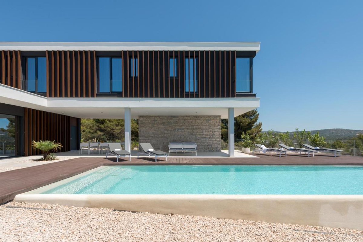BozoKnez's tweet photo. Do you think this is expensive for €700,000?

#Croatia https://t.co/QPyLU75TUH