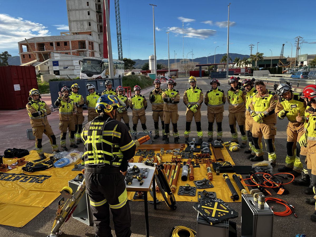 IGS_Spain's tweet image. Primer dia de formación #Paratech en Bomberos de Ayuntamiento de Murcia. Hemos explicado conceptos básicos y realizado prácticas de rescate con vehículos pesados #bomberos #murcia @Paratech_Inc