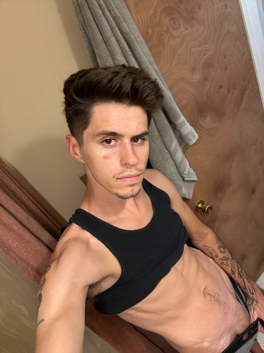 jacksonxkrec's tweet photo. @fujinthehouse greedy would be you begging for me https://t.co/lLTelu2Rfx