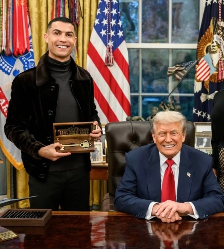 TeamCRonaldo's tweet photo. 🚨 Donald Trump framed his picture with Cristiano Ronaldo at the White House 🇺🇸 https://t.co/Jf4PozMkL2