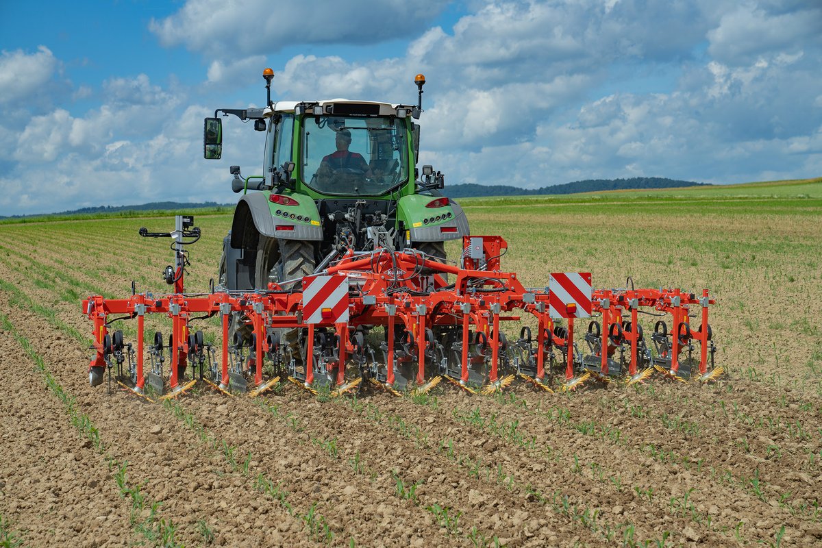 KUHN_UK's tweet photo. 🌱 Join KUHN at the BBRO Drill Operator Training events. 
Practical guidance on seedbed prep, soil management &amp; drill set‑up for better crop performance.
📍3 Feb Norfolk Showground | 10 Feb Newark Showground | 1.30 pm - 4 pm
👉 https://t.co/q6I9n9Nrri
#bestrongbekuhn https://t.co/qQhFO2HZAa