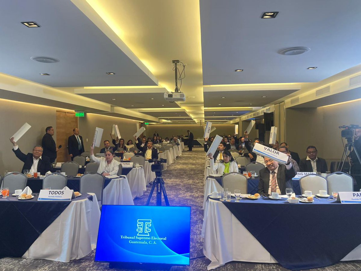 TSEGuatemala's tweet image. El Pleno de Magistrados del #TSEGuatemala llevo a cabo la primera reunión de 2026 con representantes de los partidos políticos.

Durante el encuentro, se socializarón las propuestas de reformas a:
•Reglamento de la #LEPP
•Reglamento de Voto en el Extranjero
•Reglamento de