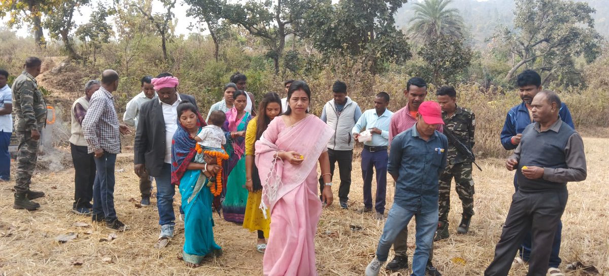 DMFT मद अंतर्गत गोला प्रखंड के ऊपरबरगा पंचायत स्थित नेमरा के आहर नाला पर पुल निर्माण कार्य का विधिवत शुभ शिलान्यास किया गया।
इस अवसर पर जिला परिषद सदस्य रेखा सोरेन जी, मुखिया श्री जीतलाल टुडू जी,पंचायत समिति सदस्य पार्वती सहित अनेक स्थानीय जनप्रतिनिधि एवं ग्रामीण उपस्थित रहे।