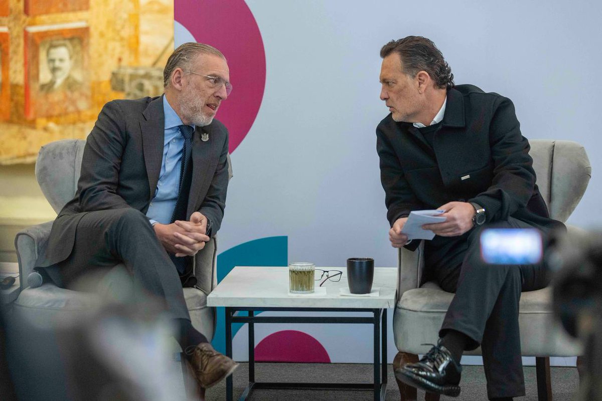 gobqro's tweet photo. El Gobernador @makugo informó este día en el ejercicio de comunicación #ContigoInformamos, que durante los cuatro años de su administración se han realizado anuncios de inversión por más de 20 mil millones de dólares, de los cuales 12 mil millones pertenecen al rubro de data centers, siete mil millones al sector automotriz y aeroespacial, principalmente; logrados gracias al buen ecosistema que opera en el estado cuya estrategia es salir al mundo y mostrar lo que es #Querétaro.

¡Consolidamos #contigo a nuestro estado como referente internacional para la inversión y el desarrollo!