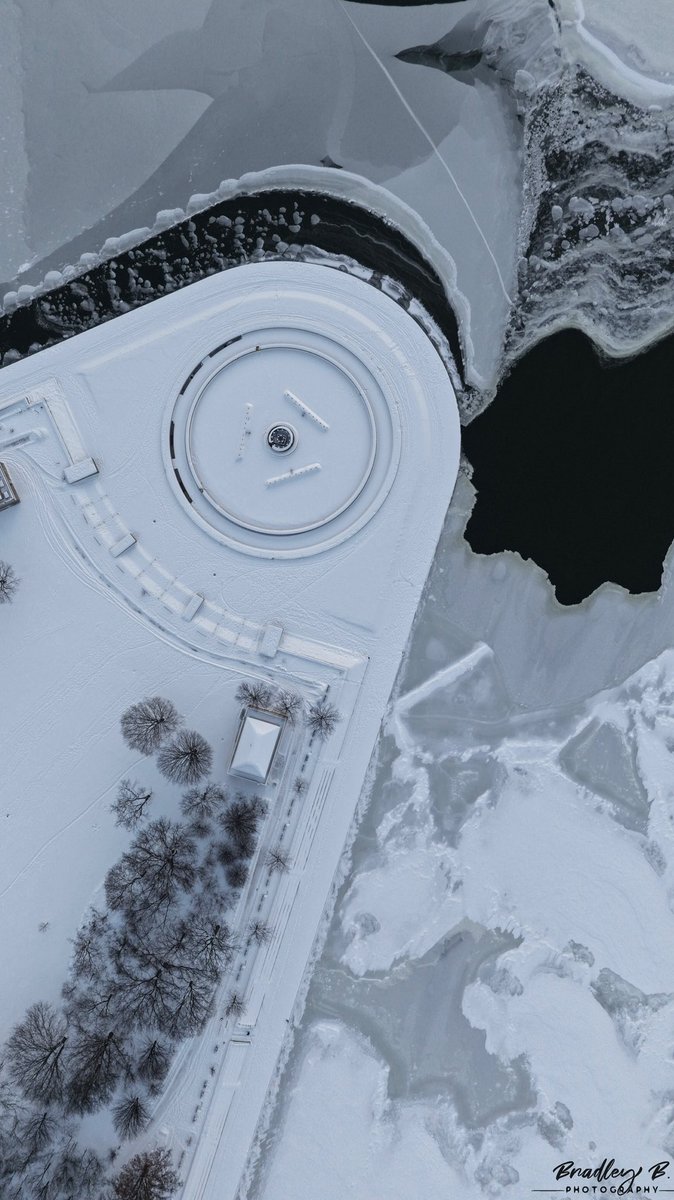 BBBrad91's tweet photo. Click to view: Ice floe around the Point in Pittsburgh. The water is so cold that even the Monongahela (left side of photo) has started to form ice where typically is doesn't freeze over due to how fast the river flows as compared to the Allegheny. If you dig it, please share! https://t.co/t5JTsfkRti