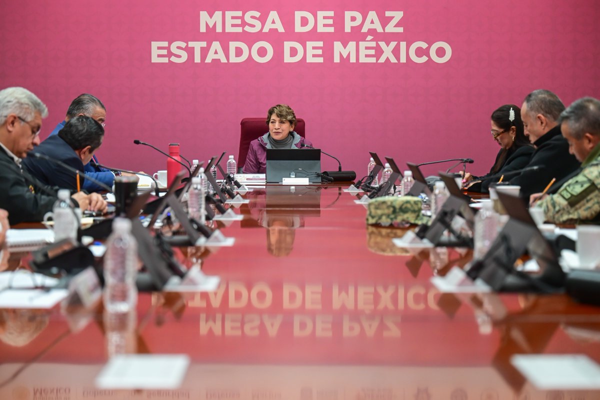 PJEdomex's tweet photo. El Magistrado Héctor Macedo García, Presidente del Tribunal Superior de Justicia, participó en la Mesa de Paz encabezada por la Gobernadora Delfina Gómez Álvarez, donde se destacó la importancia de la coordinación interinstitucional para fortalecer la seguridad y la atención a las mujeres en la entidad.

#JusticiaCercana
#PJEMCercano