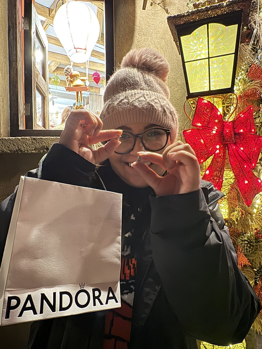 rl_eriika's tweet photo. Nunca olvida los detalles mi regalo de Navidad 💚❤️ https://t.co/B8amSkQAYR