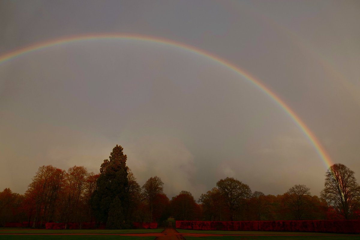 AdeysAlthorp's tweet image. Althorp House 16.05 this afternoon just after the rain, hail and sleet!
Conservation@althorp.com 
#rainbows