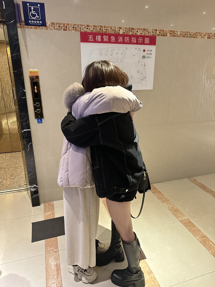 凌晨補發
年前的我們時間實在是很少
還好有你們提早約先敲定時間
而且很剛好的約🐻生日的前一天 
直接先幫🐻暖壽❤️❤️
第二次進房的我們少了很多陌生感 
玩的太開心還忘記拍照了
只好散場的時候擁抱一下拍一張
期待越來越熟悉的我們下次見面
<a href="/chripflower/">啾啾 & 莉莉</a> 

#同房換不換  #夫妻情侶聯誼