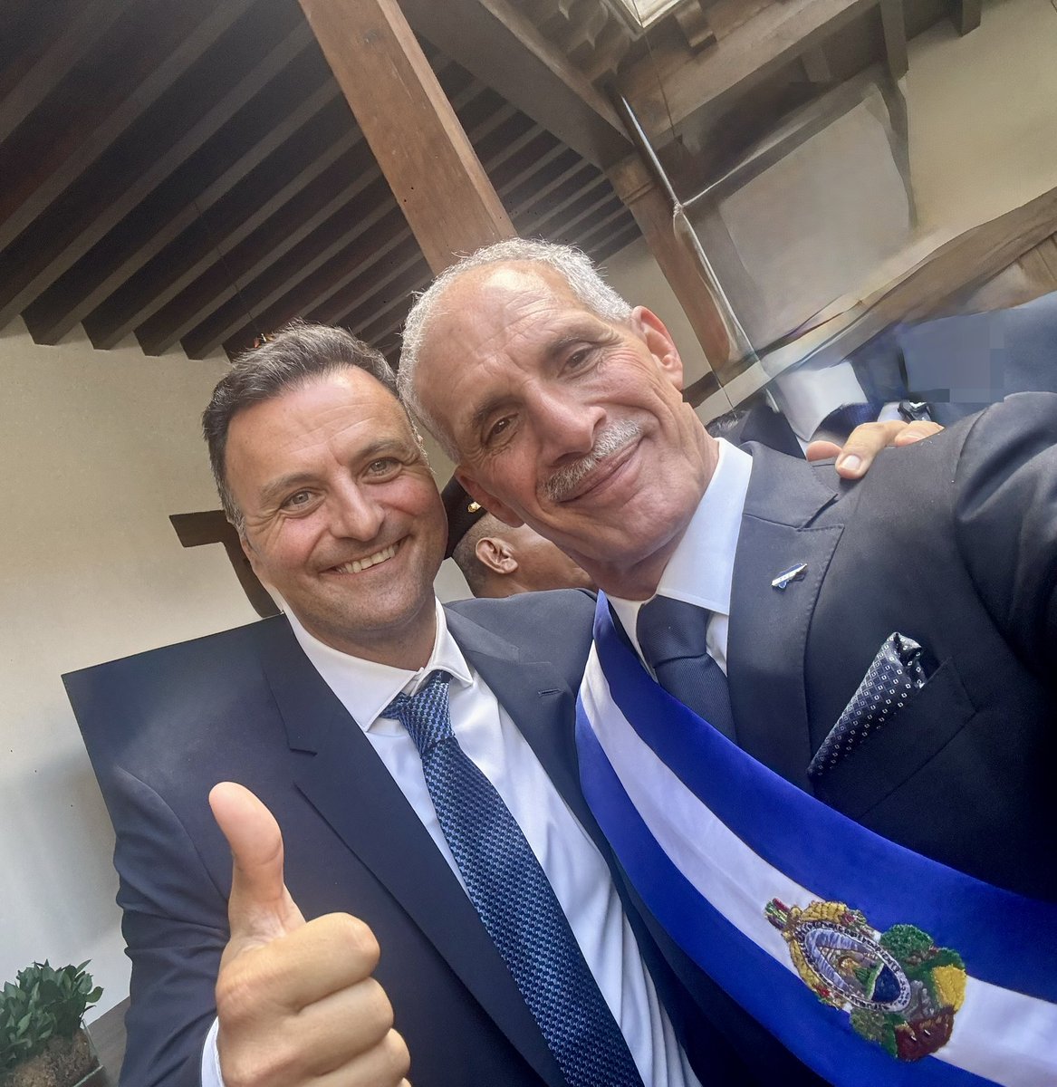 Selfie Presidencial <a href="/titoasfura/">Papi a la Orden</a> 

Un honor acompañarlo en este gran desafío, no tengo dudas que Honduras 🇭🇳 va a estar Bien 👍