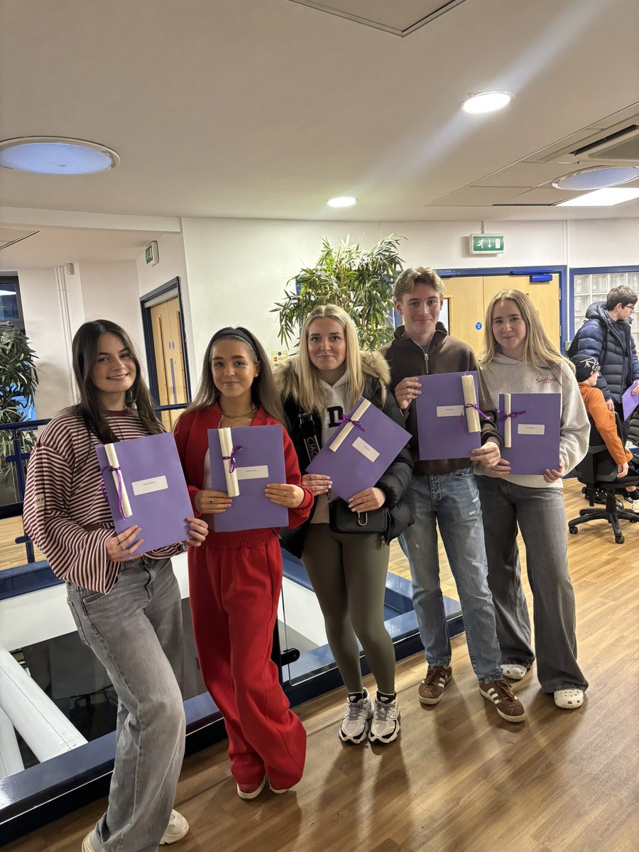 BlessedCarloA's tweet photo. We welcomed back our class of 2025 students to collect their GCSE certificates and celebrate their successes. ✨
#classof2025 #family #proud
@StJosephCMAT https://t.co/xyo3QhgvmL