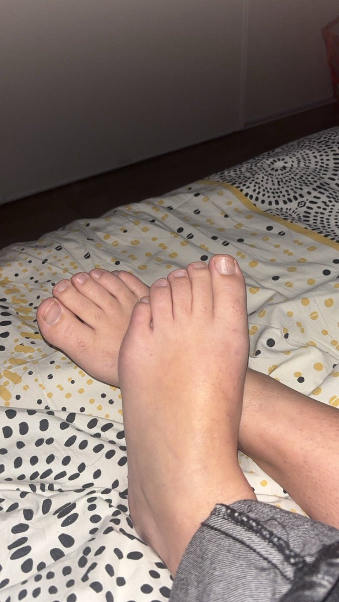Dominaleya's tweet photo. #soumis #pieds #argent 
tu en a envie gros soumis, tu en rêve de pouvoir l’es toucher, les masser et surtout les lécher .. https://t.co/KLU7JDMnSE
