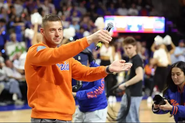 WATCH: Jon Sumrall lands his first 2027 HS commitment in person at Gators Basketball Game:

secrant.com/florida-sports…