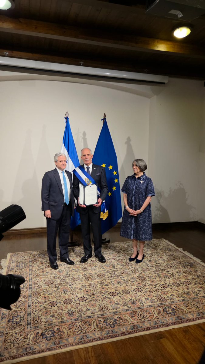 El Presidente de la República de Honduras🇭🇳 <a href="/titoasfura/">Papi a la Orden</a>,  recibió las 📜cartas credenciales del Embajador de la 🇪🇺Unión Europea, Gonzalo Fournier. <a href="/EUambHN/">Embajador de la UE en Honduras</a> 

La Unión Europea y Honduras continúan fortaleciendo sus relaciones basadas en cooperación, comercio y dialogo político.🤝