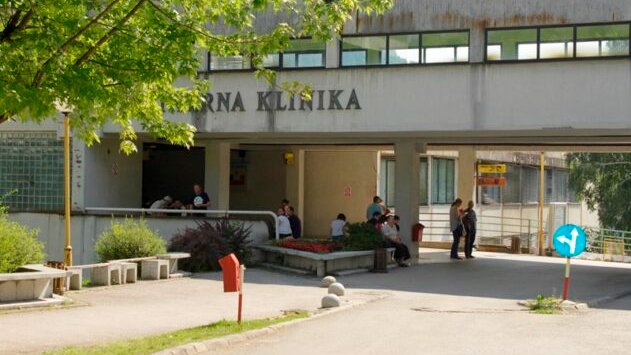 hercegovkaback's tweet photo. UKC Tuzla: 115 zaposlenih, nula Hrvata. 
Etničko čišćenje pod plaštom "suživota"?
Svanulo?

"UKC Tuzla zaposlio je 115 radnika. Među njima, nijednog Hrvata.  Nula. Bez iznimke.
U gradu koji se godinama lažno predstavlja kao “multikulti”, praksa govori suprotno. Iza te etikete sve se češće skriva nacionalistička segregacija zapošljavanja Hrvata, koja je itekako vidljiva u rezultatima poput ovih. Mediji Tuzlu i dalje prodaju kao primjer suživota, dok se javne institucije brutalno etnički čiste od Hrvata.
Nacionalistička politika isključivanja, prešućivanja i normaliziranja nejednakosti Hrvata se nastavlja.
115 radnih mjesta.
0 Hrvata.
Mit o multikulturalnosti Tuzle koji se raspada pred činjenicama." prenosi Glas Hrvata Županije Soli

Mit o Tuzli kao primjeru suživota raspao se na brojci 0/115