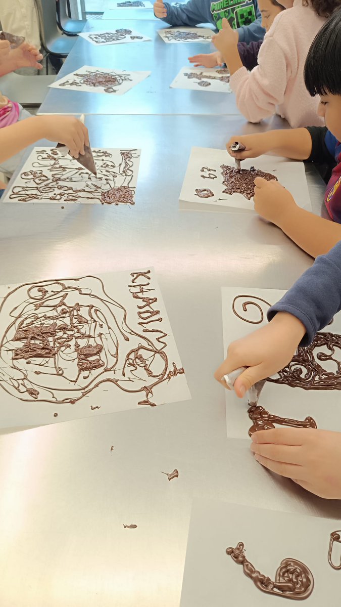 escolaelshorts's tweet photo. Quina sortida més dolça! Observem i experimentem amb la #xocolata de ben a prop. Ens convertim en #WillyWonka per uns instants al #museudelaxocolata .
#experimentacio
#descoberta
#sabors
#connexions
#Charlieilafabricadexocolata
#4tPrimaria https://t.co/Rwf1Mi3gIt