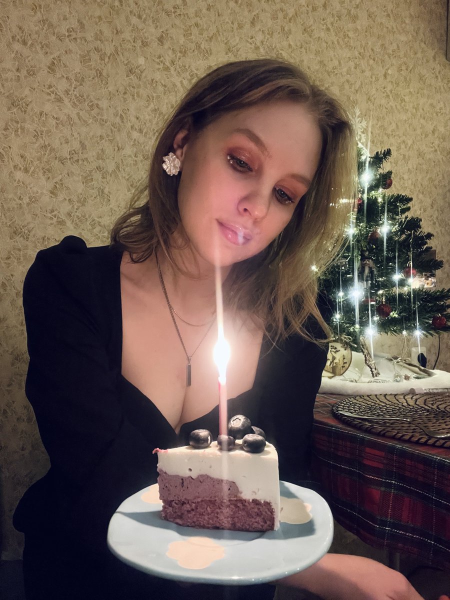 так как инстаграм придумал меня динамить и не показывать моим трем подписчикам это фото с тортом, поэтому можно я оставлю его хотя бы тут🥲