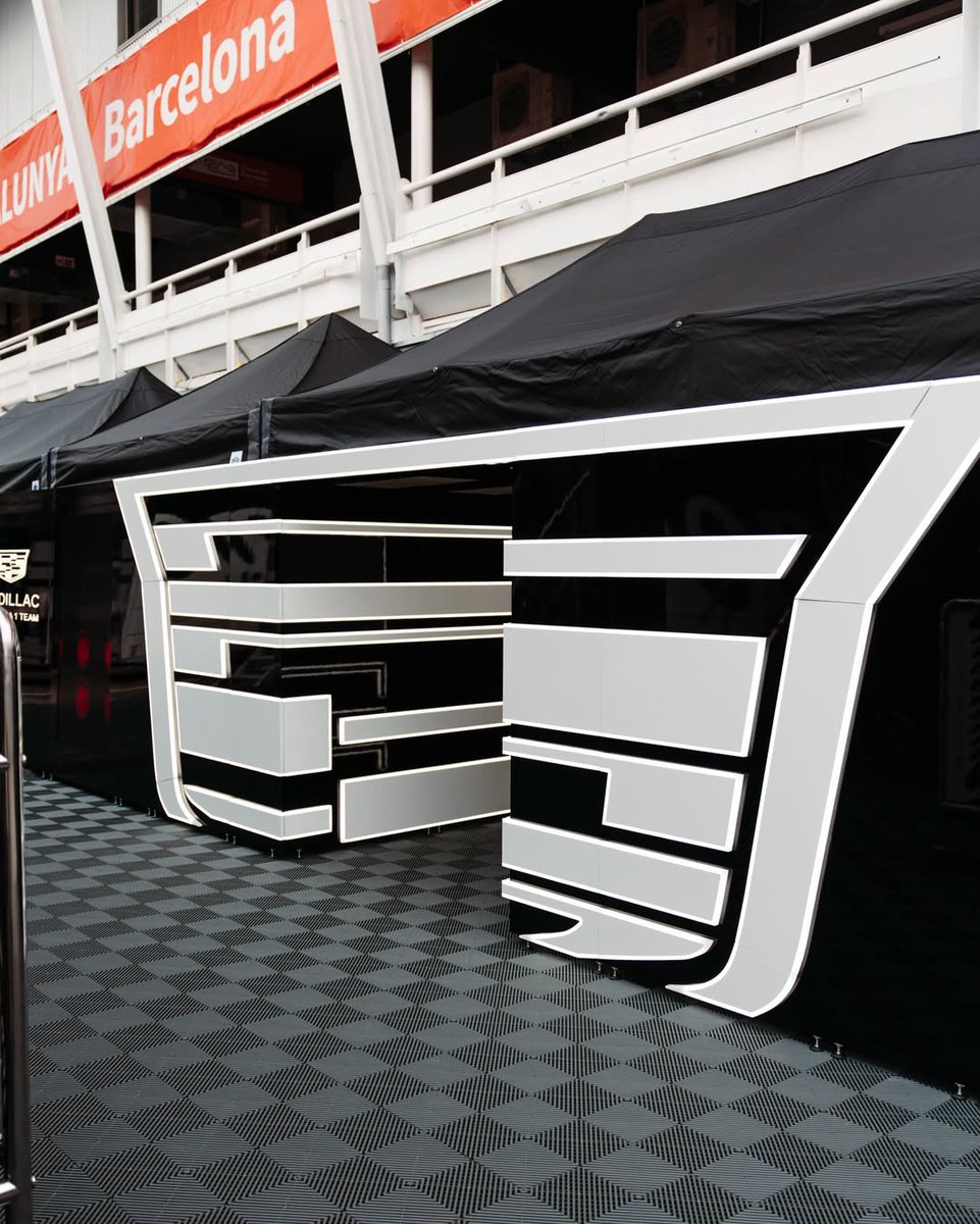 mexicogp's tweet photo. Cadillac debuta en F1 con un garage que respira innovación y estilo. 2026 será solo el principio de una nueva era en la máxima categoría 🏁✨ 

#F1 #Cadillac https://t.co/V6eGlUwN8T