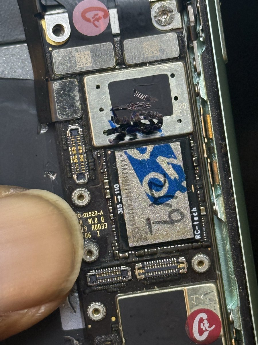 Umegundua nini hapo!?? 

Huduma zetu:
-Kubadilisha vioo, battery, backglass, system charge, mic,speaker na pia kuwasha simu zilizokufaa

📞 0765-539143