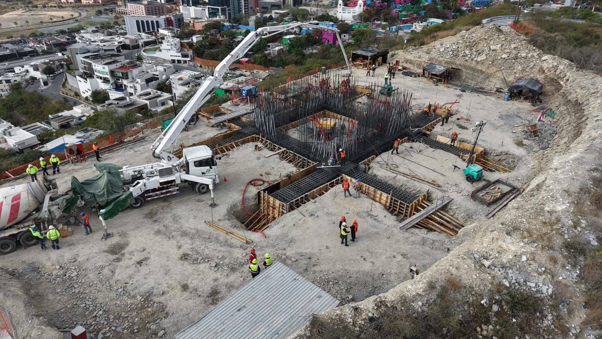 Con más de 200 camiones y 30 horas de trabajo sin parar, concluyó el colado de las vigas de la Cruz de la Misericordia en lo alto de la Loma Larga de #Monterrey y que será la más alta del mundo con +170 metros

📸 Pedro García