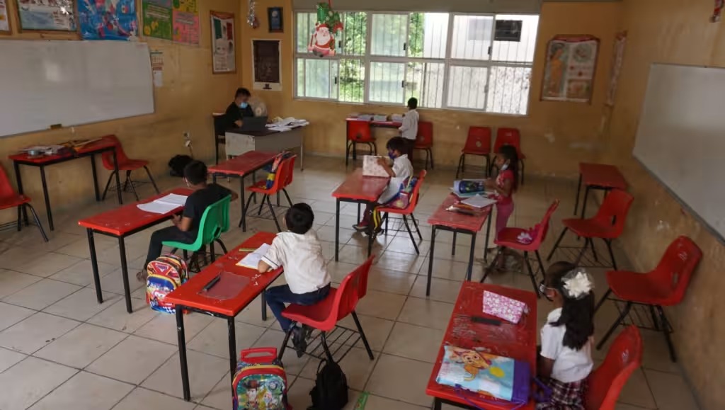 #Yucatan  | Ante el descenso significativo de las temperaturas en Yucatán, con registros que podrían bajar hasta los 9°C en algunas zonas del interior del estado, la SEGEY anunció un ajuste temporal en el horario de entrada a clases.

yucatanalamano.com/ajustan-horari…