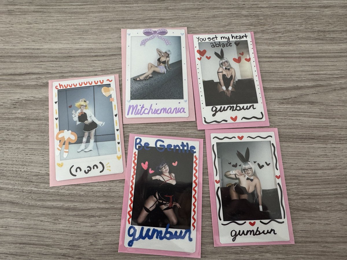 Felt like sharing some Eber, Dizzy and Eimi chekis from <a href="/Gumbun/">gumbun ➡️ carriercon</a> 💖
She really did wonderful with her cosplays. 🙏