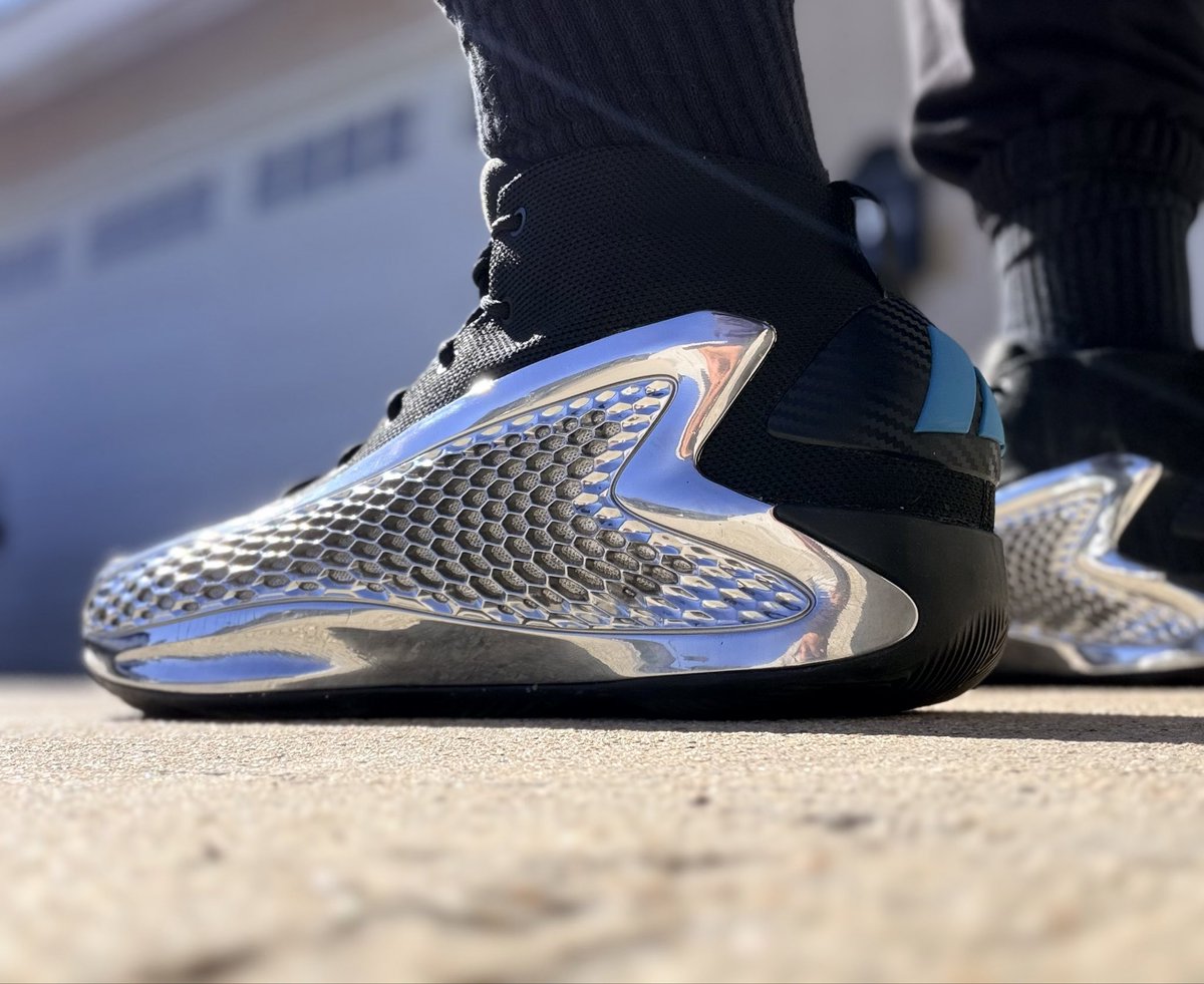 kb8thekid's tweet photo. Some AE1s for the day #wdywt #kotd #adidas #adidasbasketball #ae1 #believethat @adidas @adidasHoops #adidashoops #silverhawk #metallic https://t.co/v4PCeYJPlu