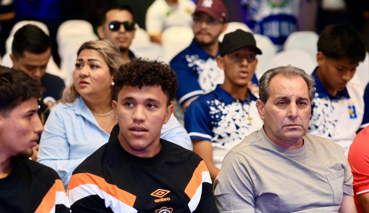 Carlos Ortiz y Melvin Cruz están el el equipo y ni siquiera entrenan no les finiquitan y el CT no los puede tomar en cuenta.
Increíble la dirección deportiva en CD Águila