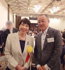 高市政権は石破おろし、つまり保守派の既得権者連合によるクーデターによって生まれ、莫大な資金で電通がメディアを、クラウドワークスがSNSを操って支持率を高めたが、就任早々日本経済の危機を招いたうえ韓国の検察によって統一教会との繋がりも露呈、追及から逃げて選挙という史上最悪の政権……と