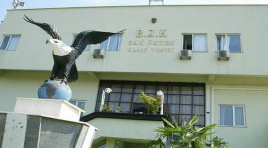 Bir başka hususta bir asırlık kulübün semtle ilişkisini kesecek Beşiktaş’ı Beşiktaş’ın içinden çıkartacak bir proje yapılıyor.
İlçe belediyesinden çıt yok.

Neymiş Serdal Adalı’ya göre bu proje kulübün finansal kurtuluşuymuş.

Neymiş Beşiktaş alt yapısını yeni havalimanının