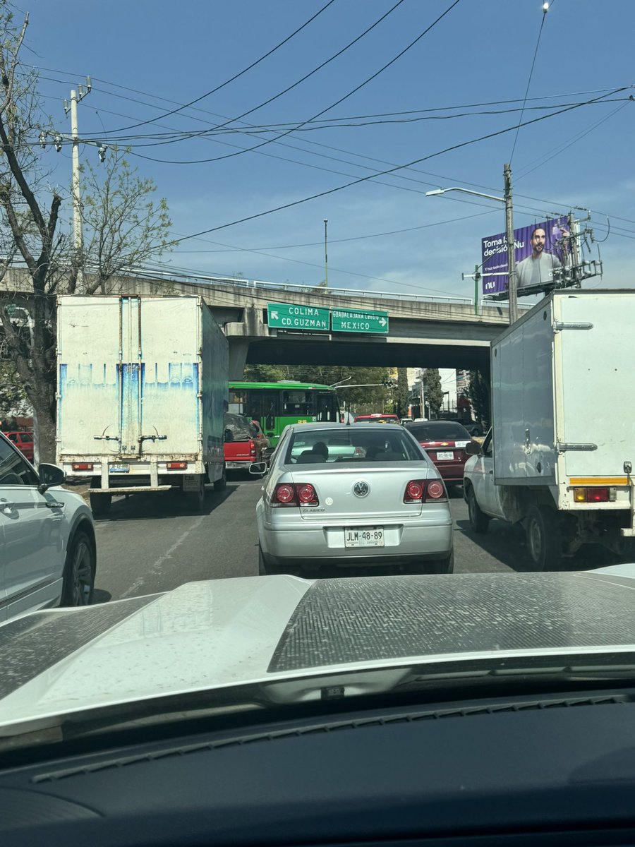 edithTiDi's tweet image. Quince chingados días cumplieron ya todos los semáforos del cruce de Paseo de la Arboleda y Mariano Otero sin servir, y ni un solo día ha habido un elemento de tránsito dirigiendo el tráfico, pero qué tal  toda la bola de infames posando para la foto y el video en redes.…