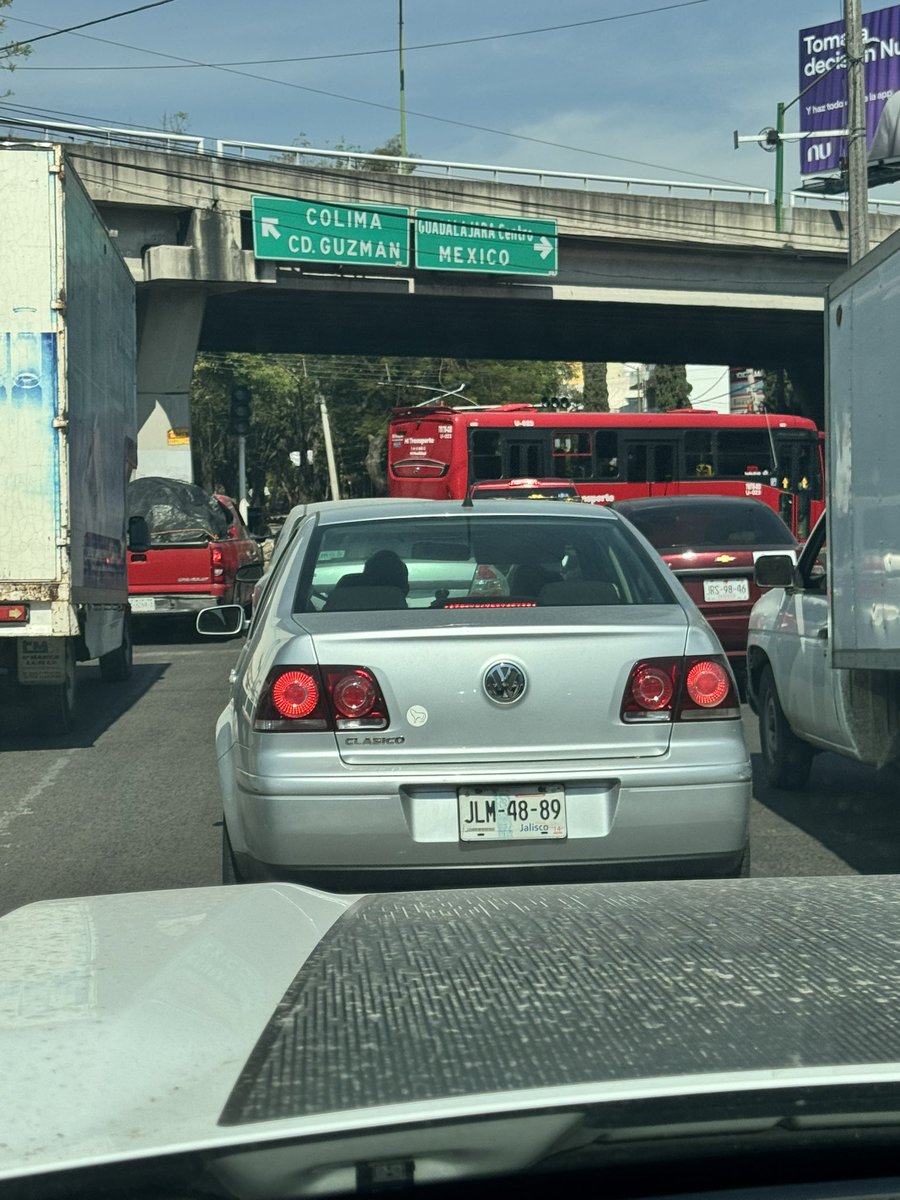 edithTiDi's tweet image. Quince chingados días cumplieron ya todos los semáforos del cruce de Paseo de la Arboleda y Mariano Otero sin servir, y ni un solo día ha habido un elemento de tránsito dirigiendo el tráfico, pero qué tal  toda la bola de infames posando para la foto y el video en redes.…