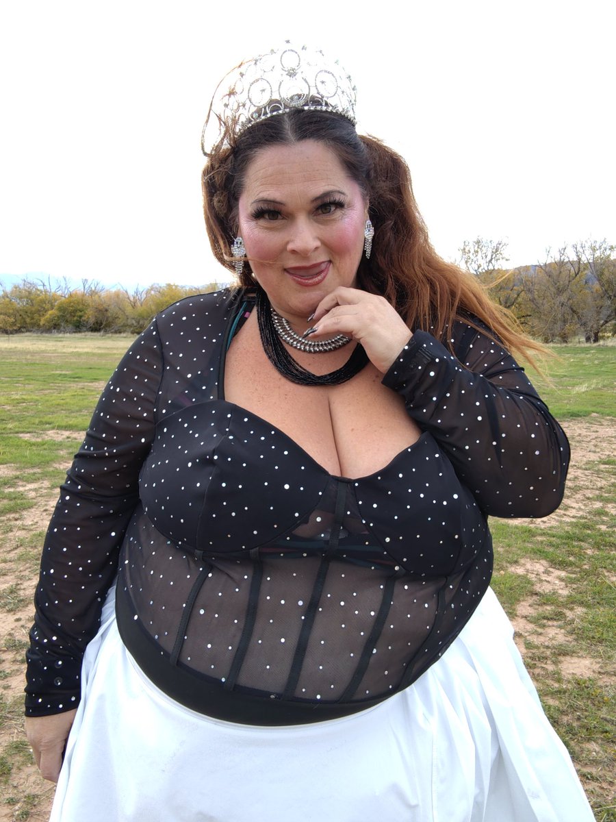 I need more corsets!! Anyone want to buy me some off my Amazon wish list ?? Pretty please ??  amazon.com/hz/wishlist/ls…