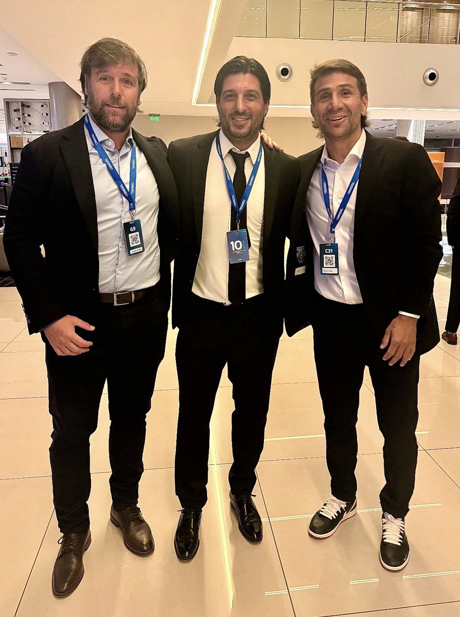 pmonumental's tweet photo. HISTORIA RIVERPLATENSE ⚪️❤️⚪️

La foto que compartió el Chori Domínguez junto a Cavenaghi y Ponzio en el evento de Conmebol. https://t.co/zOBDLJbpJw