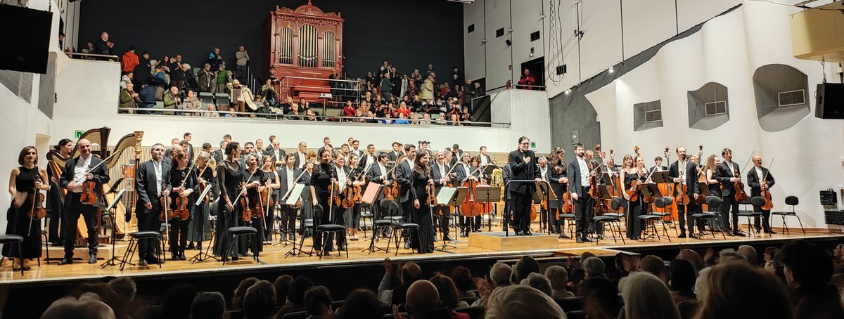 ¡No recuerdo un concierto de nuestra <a href="/euskadiorkestra/">Euskadiko Orkestra</a> en <a href="/vitoriagasteiz/">Vitoria-Gasteiz!</a> con un público que haya ovacionado tanto  y con dos auténticas protagonistas, la directora colombiana Ana María Patiño y la virtuosa violinista Bomsori, quien nos ha regalado dos extraordinarias propinas!