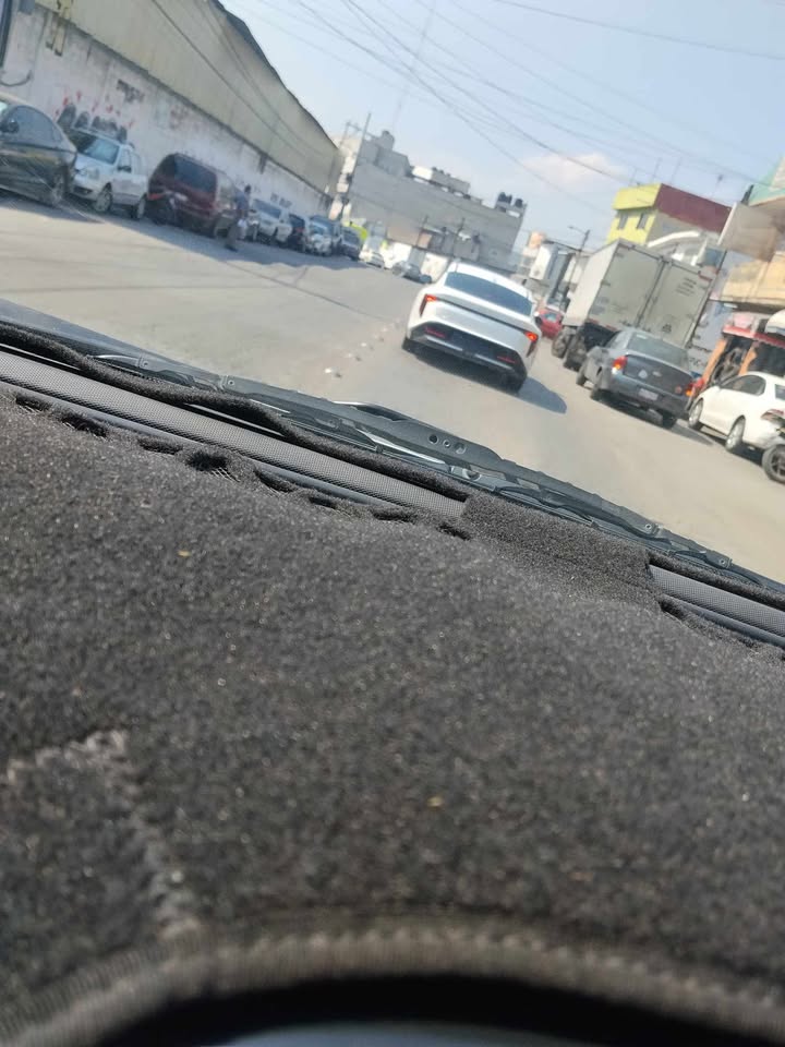 cuartodemillamx's tweet photo. Hola buenas tardes admin anda un Kia k4 color blanco con los engomados tapados con vinil y sin placas de esta zona de la quebrada Barrientos con la torreta y la bocina como las patrullas

Ahí anda cazando sus víctimas ahí para que lo publiques y toda la comunidad ande al pendiente se cuiden de ese pocillo