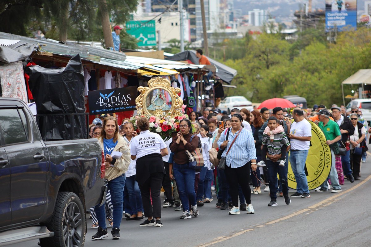 suyapamedios's tweet image. 😇🙏 La Pastoral de Movimientos Laicales se ha hecho presente en el tercer día de la novena de la #VirgendeSuyapa donde han peregrinado hacia la Basílica. junto a su responsable el Padre Pablo Hernández.

📲 Ingrese a suyapamedios.hn