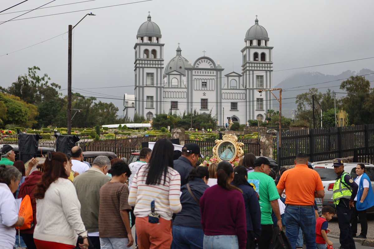suyapamedios's tweet image. 😇🙏 La Pastoral de Movimientos Laicales se ha hecho presente en el tercer día de la novena de la #VirgendeSuyapa donde han peregrinado hacia la Basílica. junto a su responsable el Padre Pablo Hernández.

📲 Ingrese a suyapamedios.hn