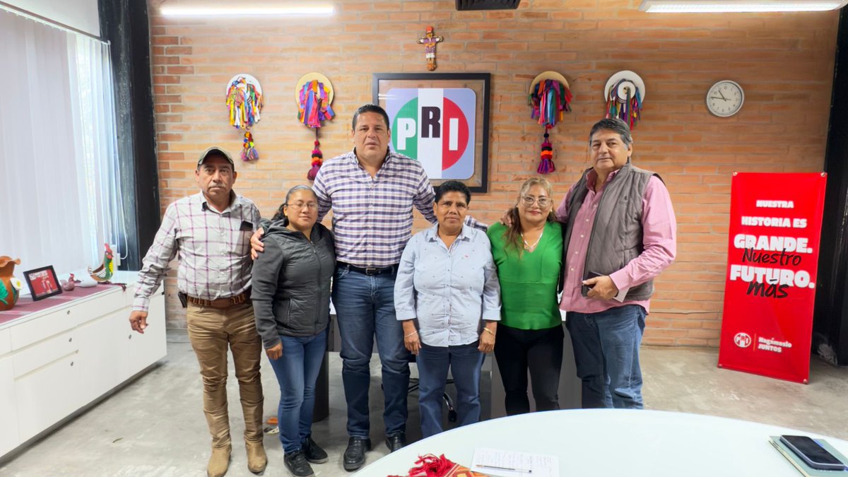 Recibi con mucho gusto en las oficinas del partido a una gran activista, con mucho arraigo social en #Motozintla la Dra. Colomba Gonzalez. 

Junto a su equipo de trabajo, sostuvimos un dialogo franco y propositivo, vamos a  seguir sirviendo a la  sociedad  construyendo proyectos