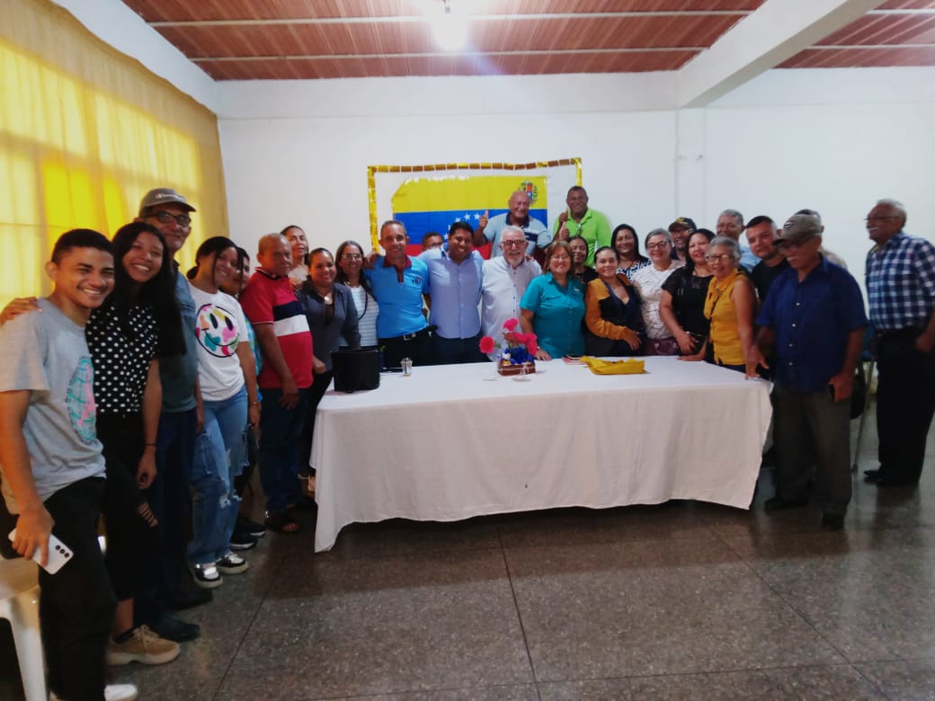 #Apure 27/01/26 4:30pm ⏳💛
Municipio San Fernando.
Reunión de JD del Municipio; para  presentación de Ejes de trabajo (2026) .Movilizados por la #Libertad de 🇨🇴 rumbo a una transición hacia la Democracia.
<a href="/aurelioguerra26/">aurelioguerra26</a> 
<a href="/luislippa/">Luis Lippa</a>  <a href="/EmmadeLuna/">Emma de Luna</a> <a href="/MBMartinezR/">María Beatriz Martínez</a>  <a href="/Pr1meroJusticia/">Primero Justicia</a>