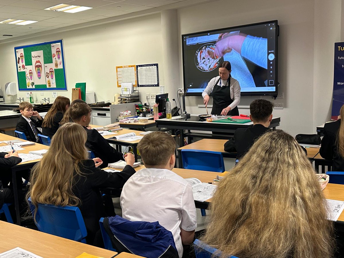 DeltaDarton's tweet photo. Mrs Howard has been cooking up a storm with our KS3 students this week! #Foddtech #Skills #learning https://t.co/B8itKlbYEl