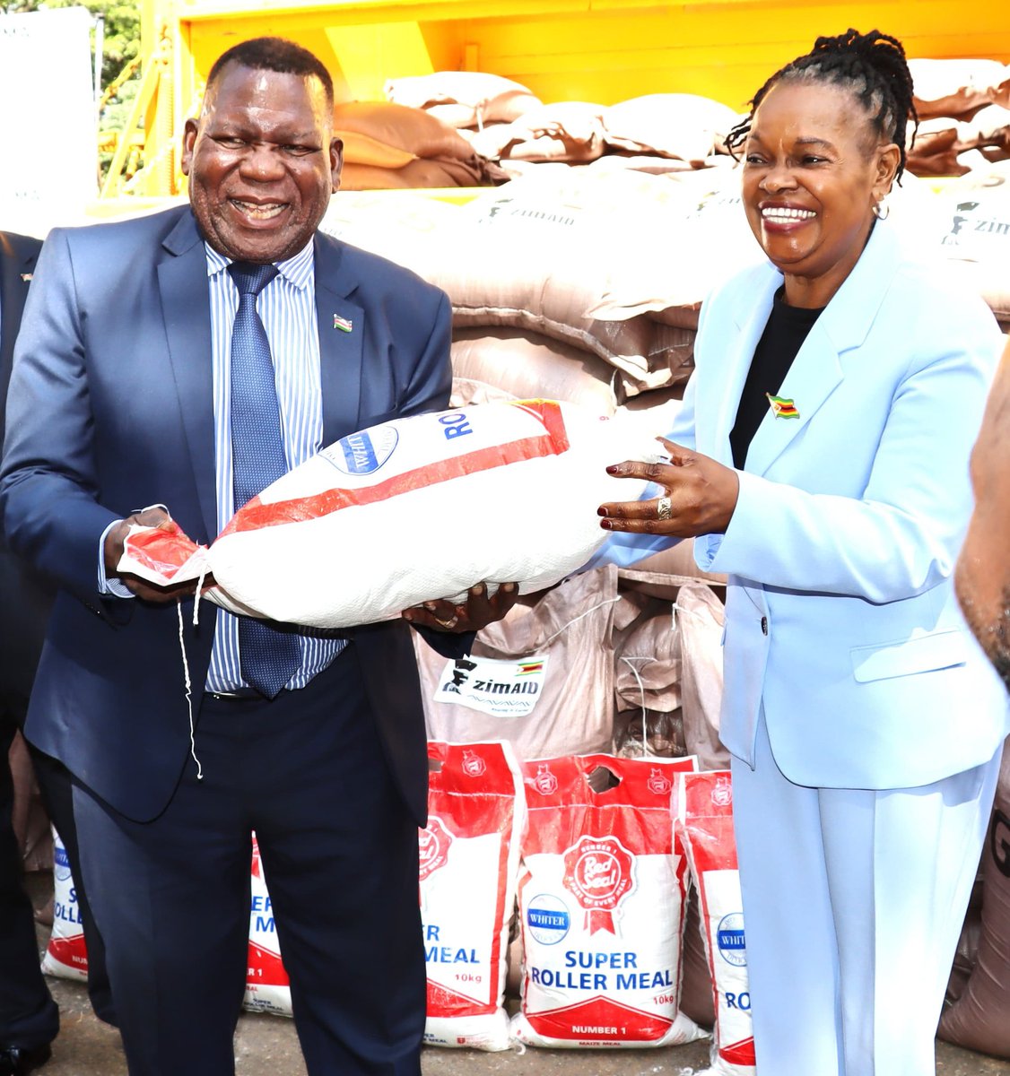 ForeignMalawi's tweet image. Hon. Dr. George Chaponda received, on behalf of H.E. President Arthur Peter Mutharika, the first consignment of humanitarian aid from Zimbabwe following Malawi’s national disaster appeal. Presented by Amb. Dr. Nancy Saungweme reflecting strong Malawi–Zimbabwe solidarity. 🇲🇼🤝🇿🇼