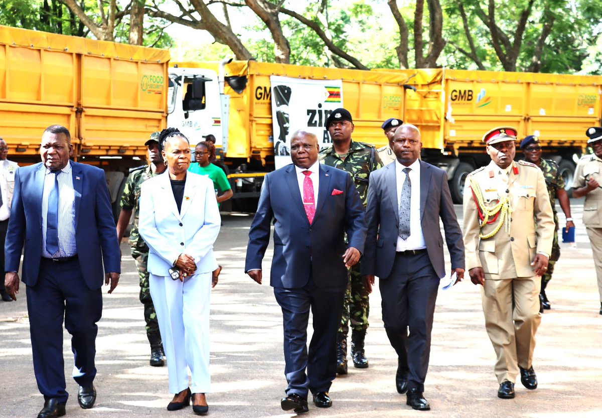 ForeignMalawi's tweet image. Hon. Dr. George Chaponda received, on behalf of H.E. President Arthur Peter Mutharika, the first consignment of humanitarian aid from Zimbabwe following Malawi’s national disaster appeal. Presented by Amb. Dr. Nancy Saungweme reflecting strong Malawi–Zimbabwe solidarity. 🇲🇼🤝🇿🇼