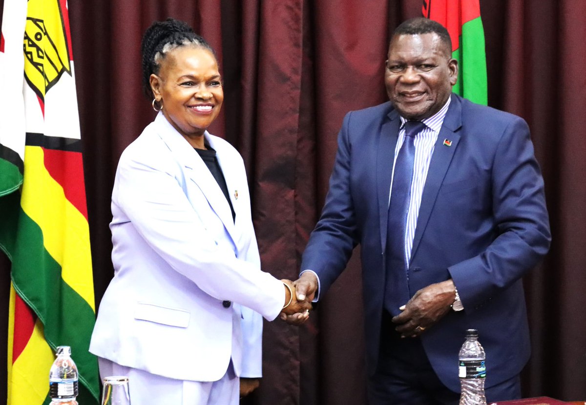 ForeignMalawi's tweet image. Hon. Dr. George Chaponda received, on behalf of H.E. President Arthur Peter Mutharika, the first consignment of humanitarian aid from Zimbabwe following Malawi’s national disaster appeal. Presented by Amb. Dr. Nancy Saungweme reflecting strong Malawi–Zimbabwe solidarity. 🇲🇼🤝🇿🇼